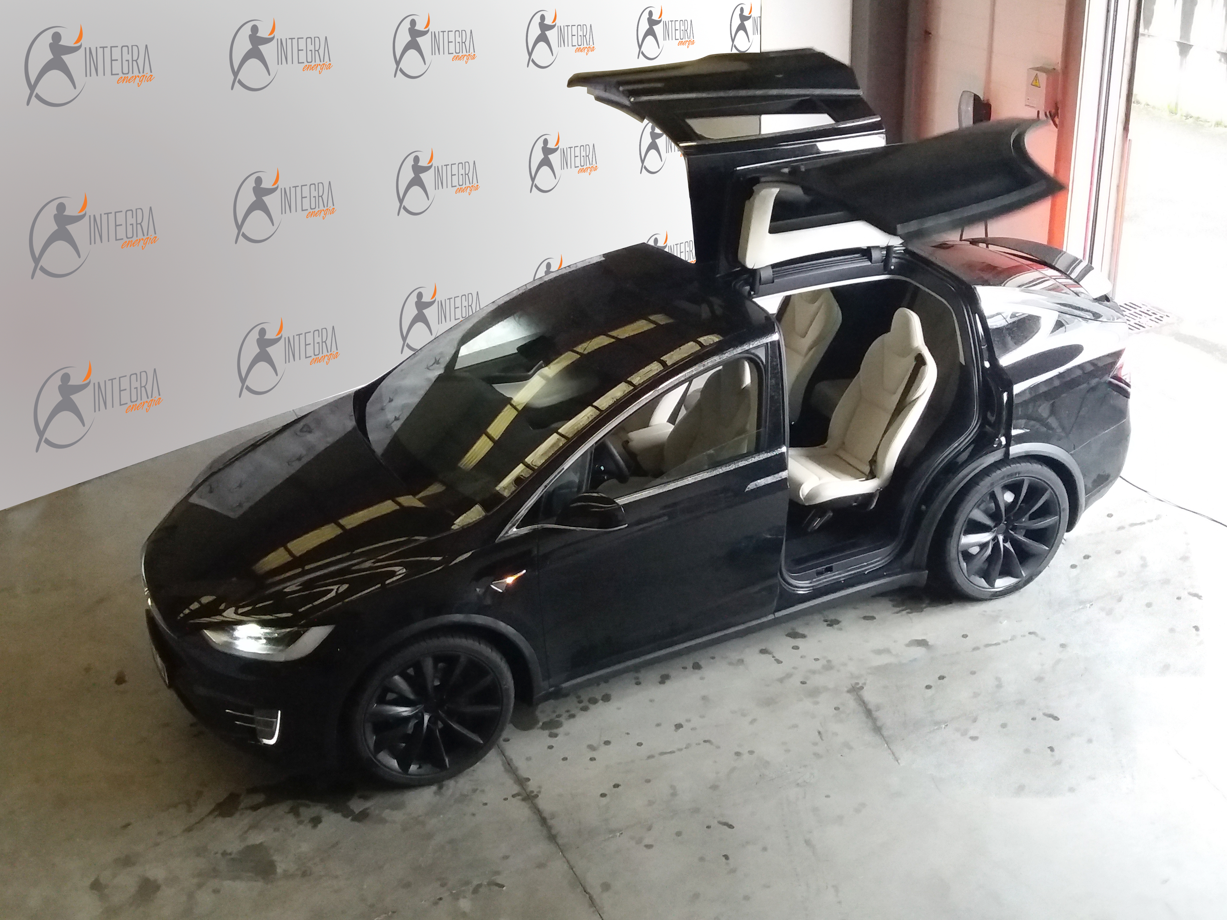 EL TESLA MODEL X LLEGA A INTEGRA ENERGÍA